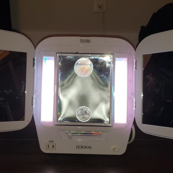 Tri Fold Lighted Beauty Makeup Mirror - Picture 2 of 5